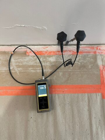 osuszanie-podposadzkowe-pomiar-wilgotnosci